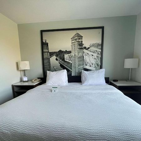 Hotel Super 8 By Wyndham Peterborough Esterno foto