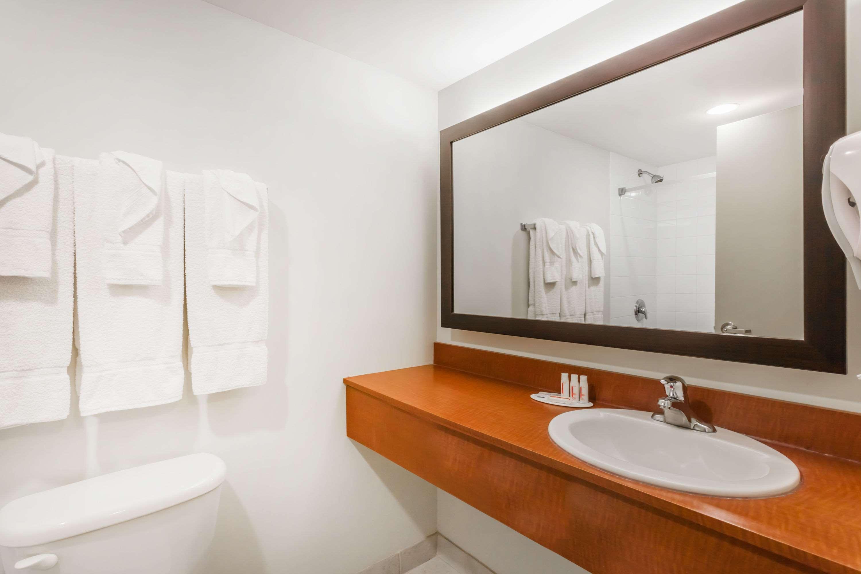 Hotel Super 8 By Wyndham Peterborough Esterno foto