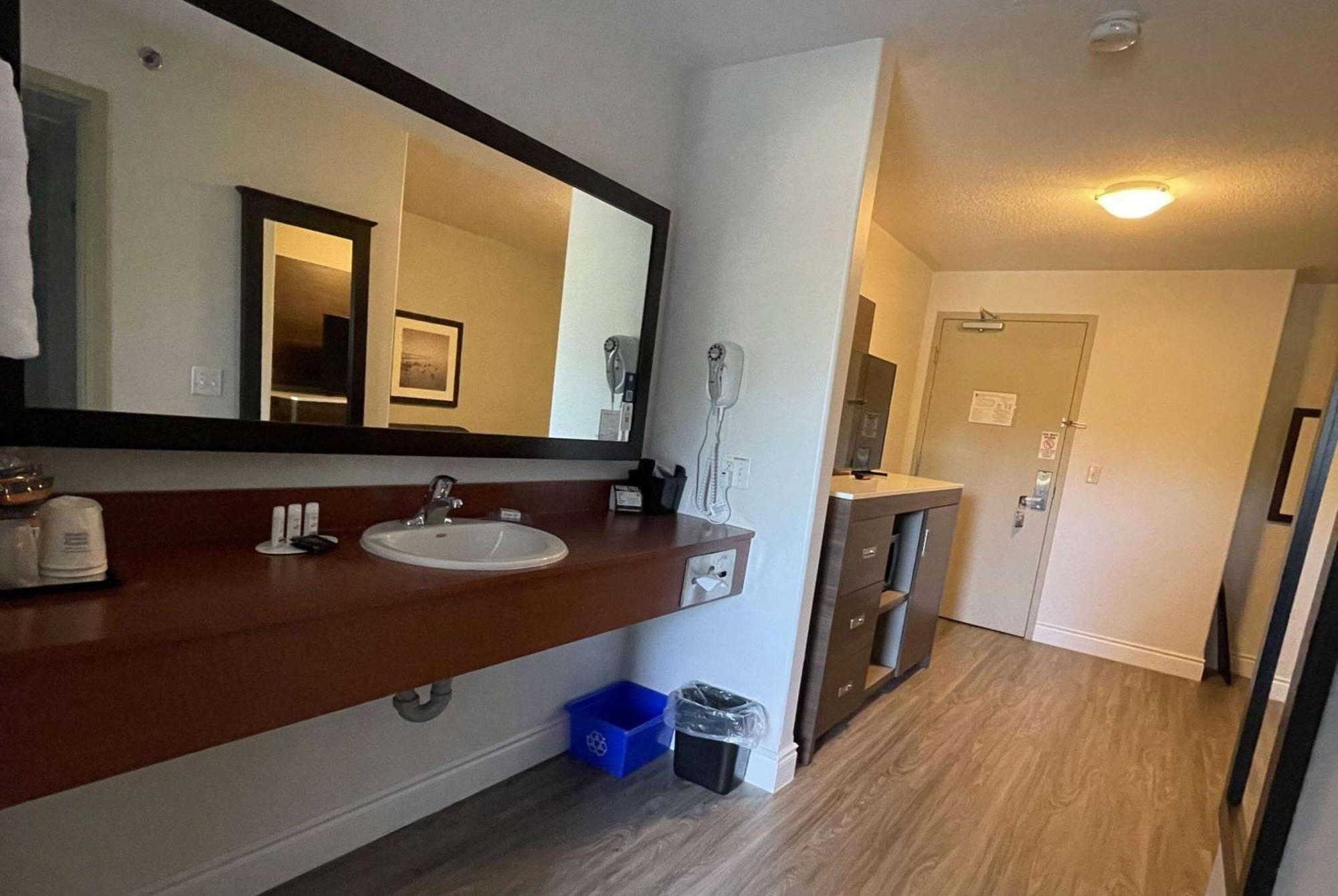 Hotel Super 8 By Wyndham Peterborough Esterno foto
