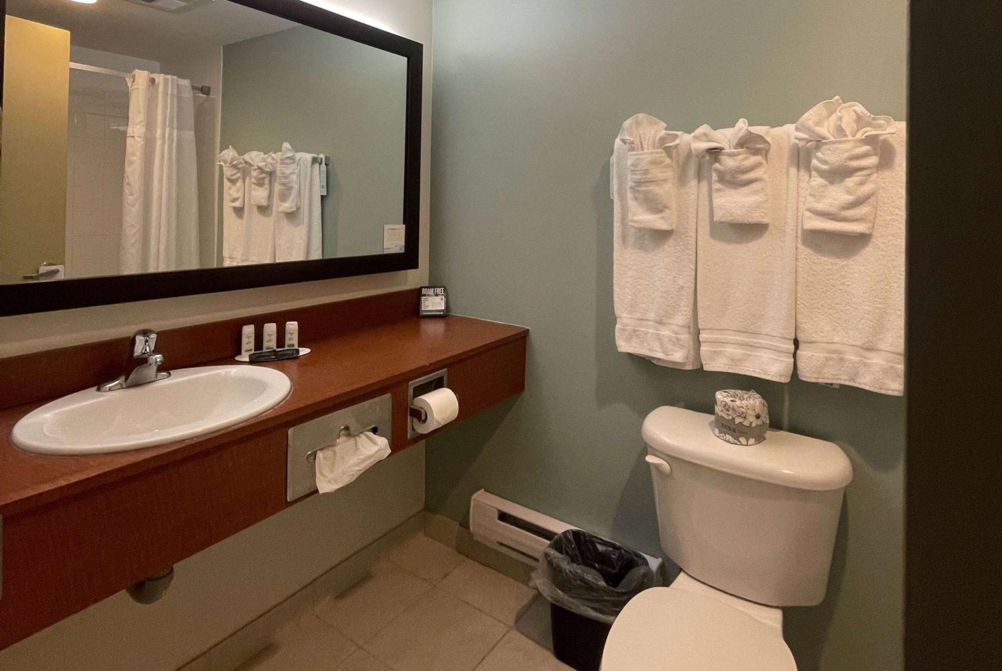 Hotel Super 8 By Wyndham Peterborough Esterno foto
