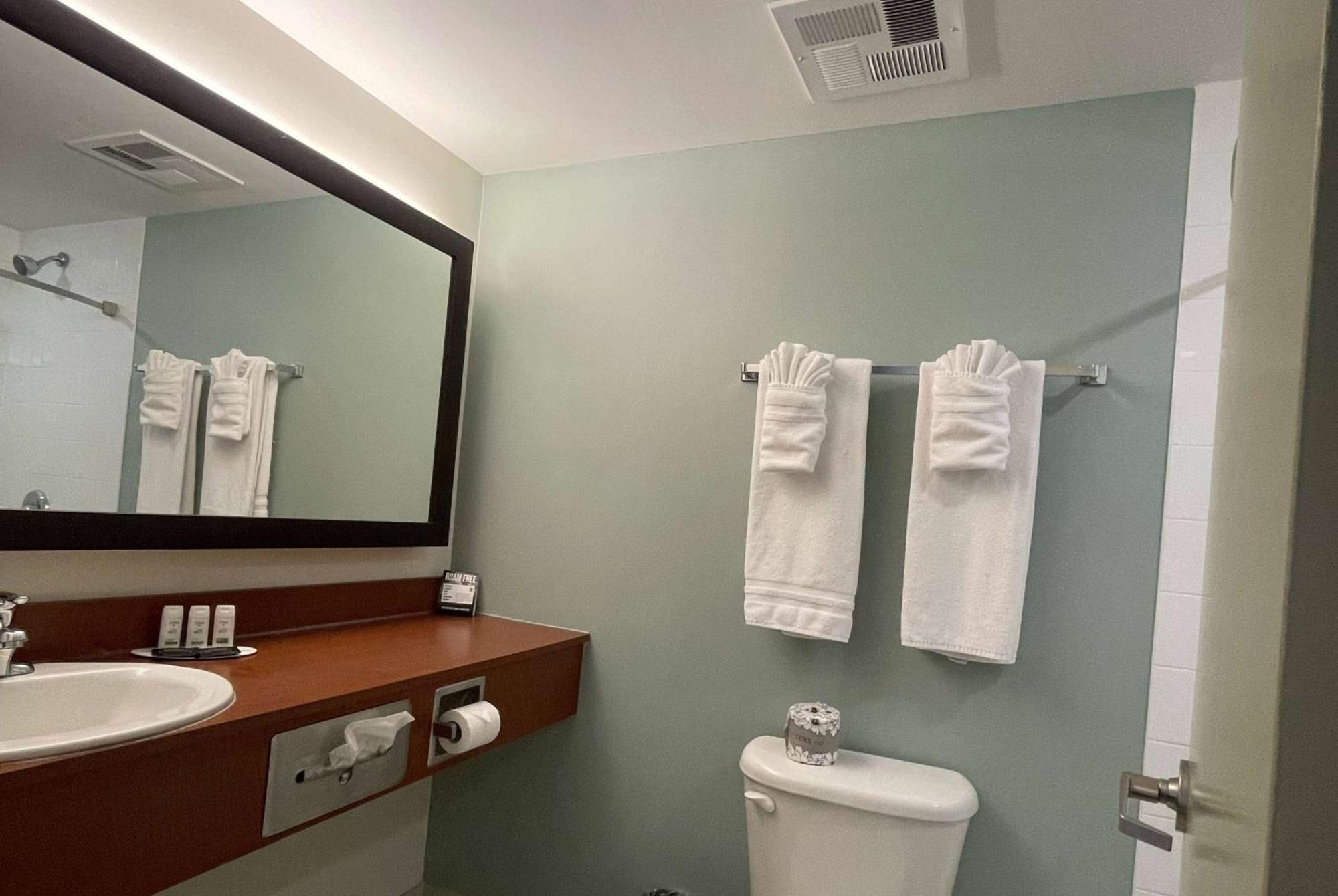 Hotel Super 8 By Wyndham Peterborough Esterno foto