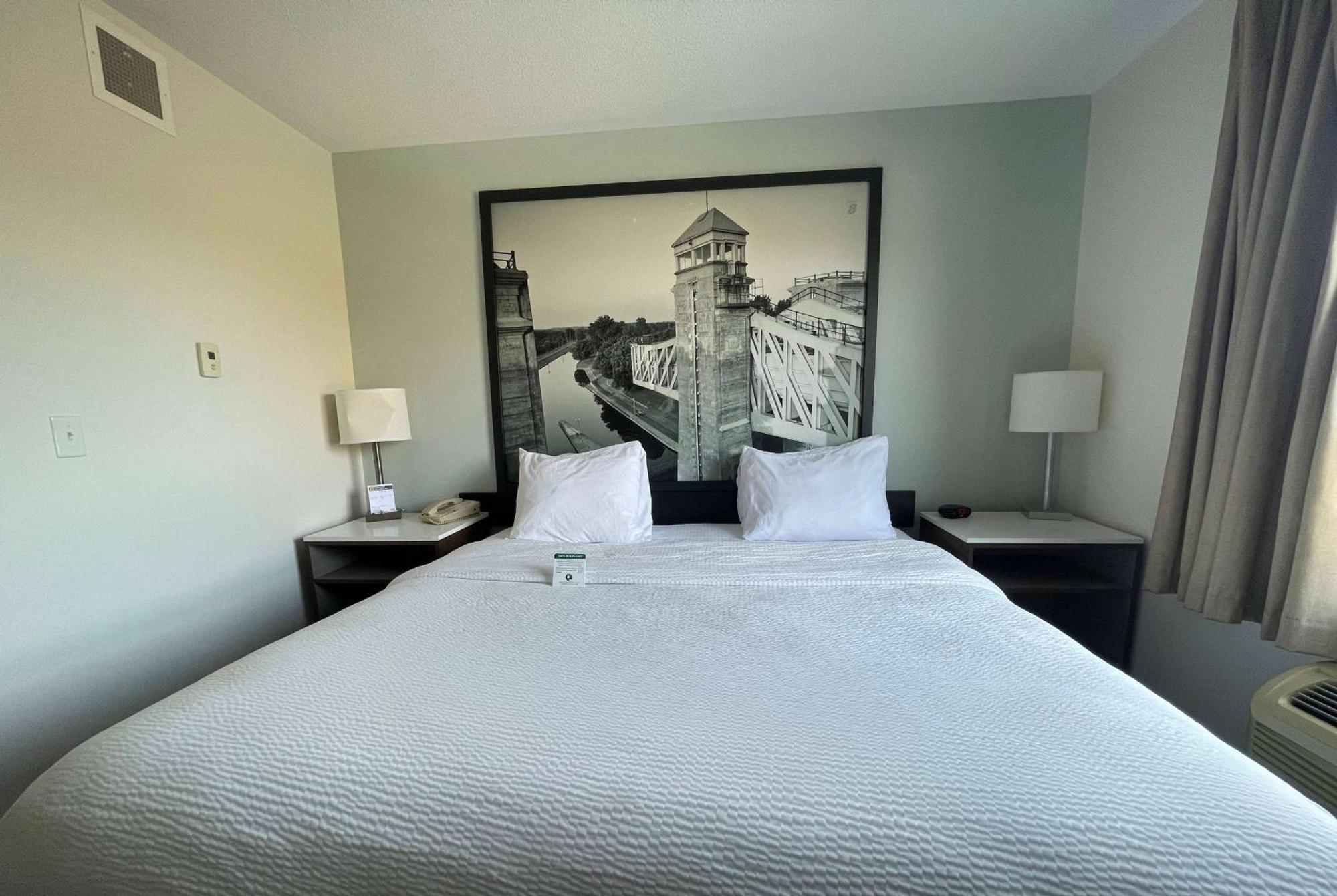 Hotel Super 8 By Wyndham Peterborough Esterno foto