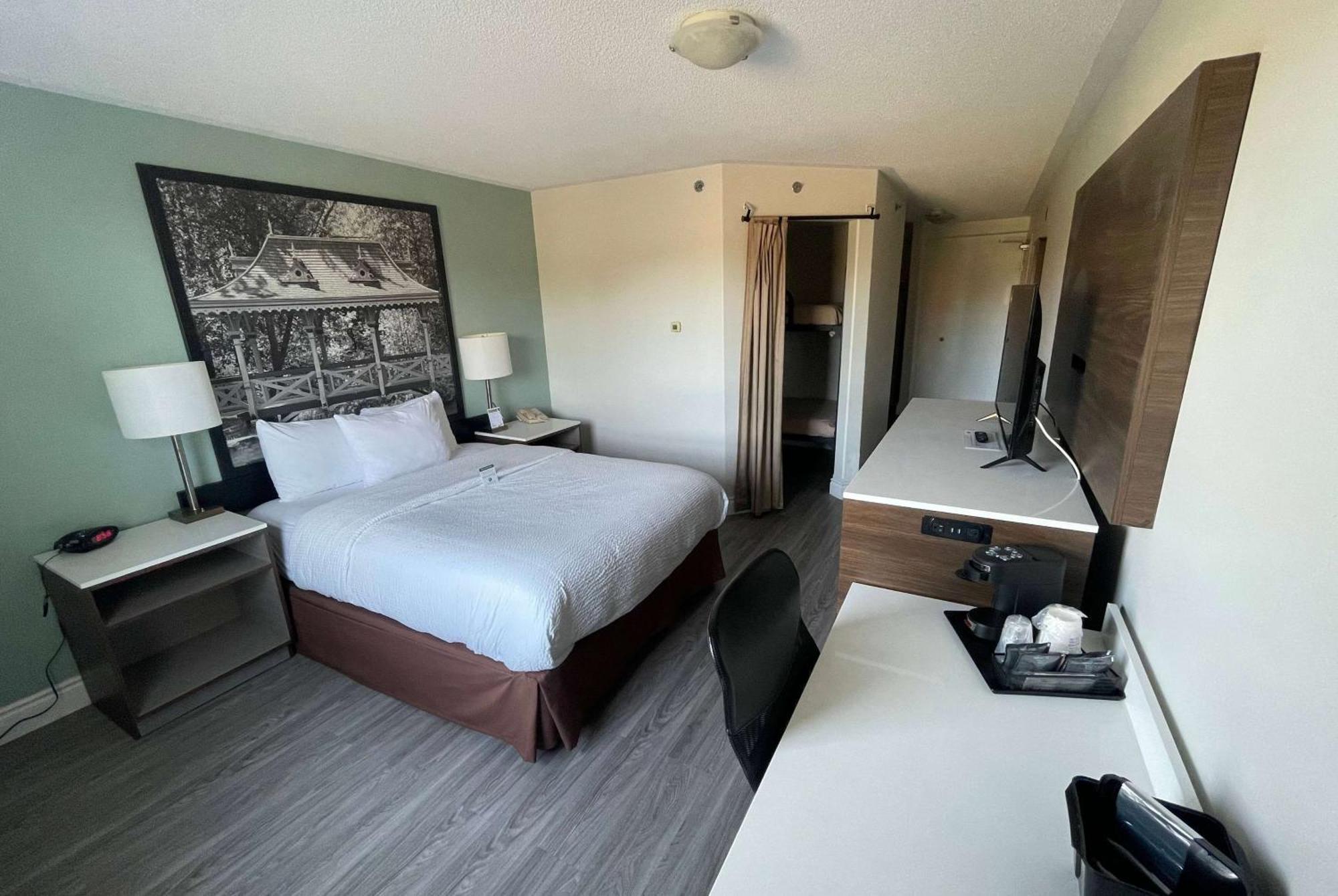 Hotel Super 8 By Wyndham Peterborough Esterno foto