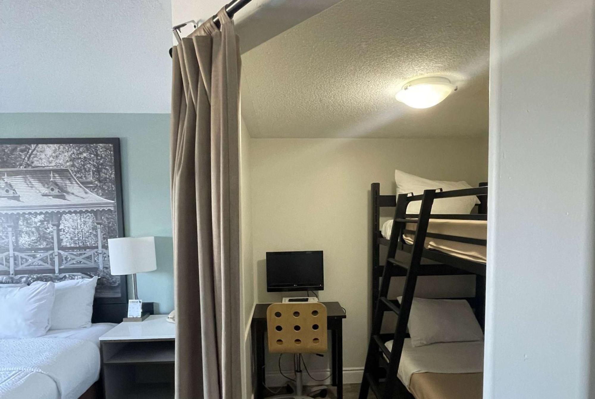 Hotel Super 8 By Wyndham Peterborough Esterno foto