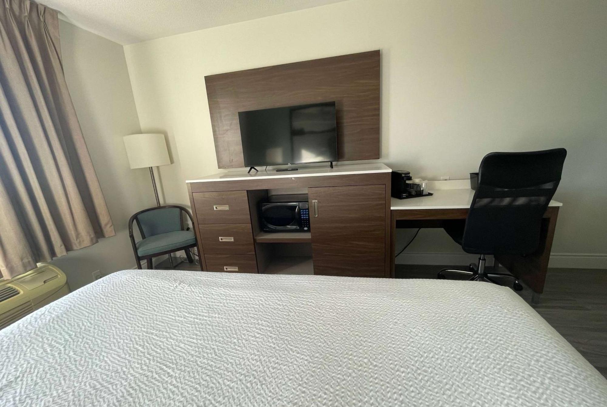 Hotel Super 8 By Wyndham Peterborough Esterno foto