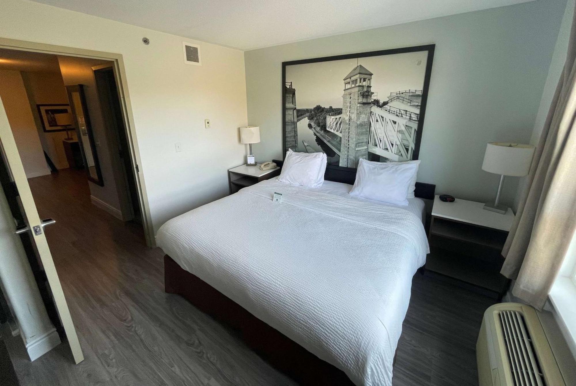 Hotel Super 8 By Wyndham Peterborough Esterno foto