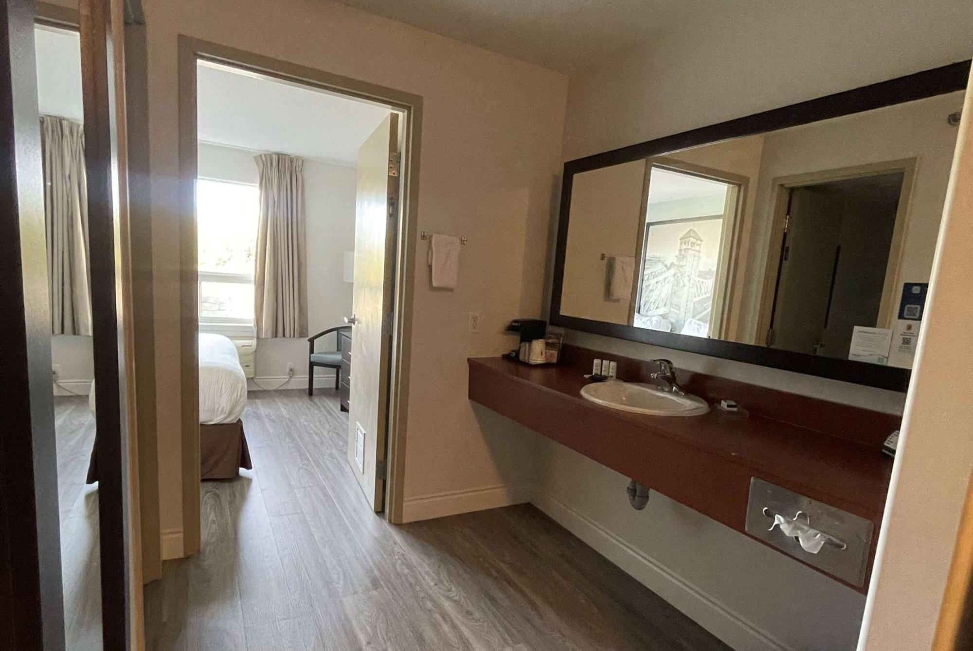 Hotel Super 8 By Wyndham Peterborough Esterno foto