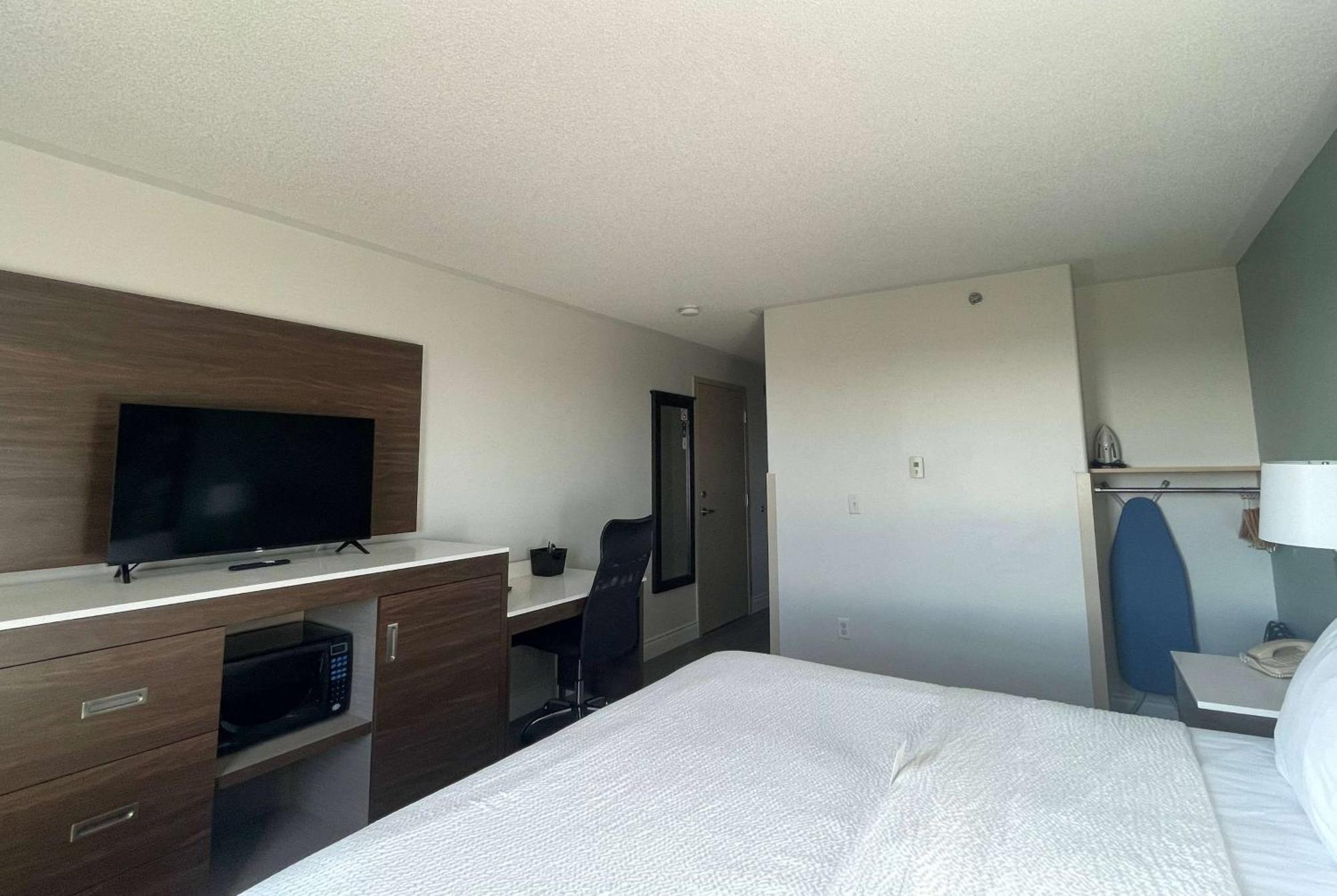Hotel Super 8 By Wyndham Peterborough Esterno foto