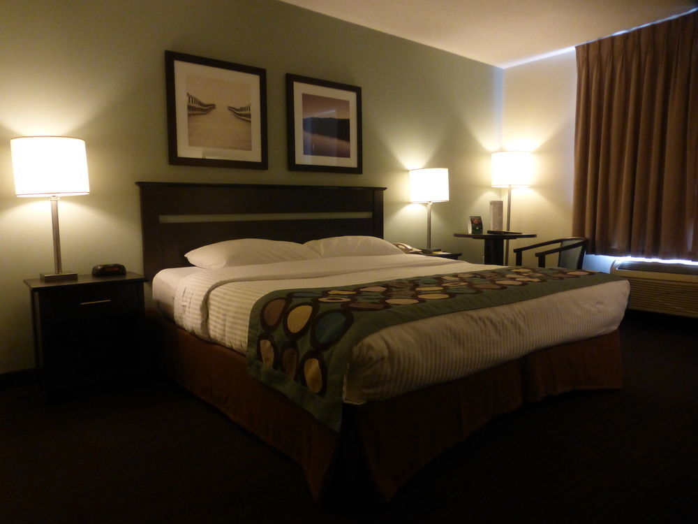 Hotel Super 8 By Wyndham Peterborough Esterno foto