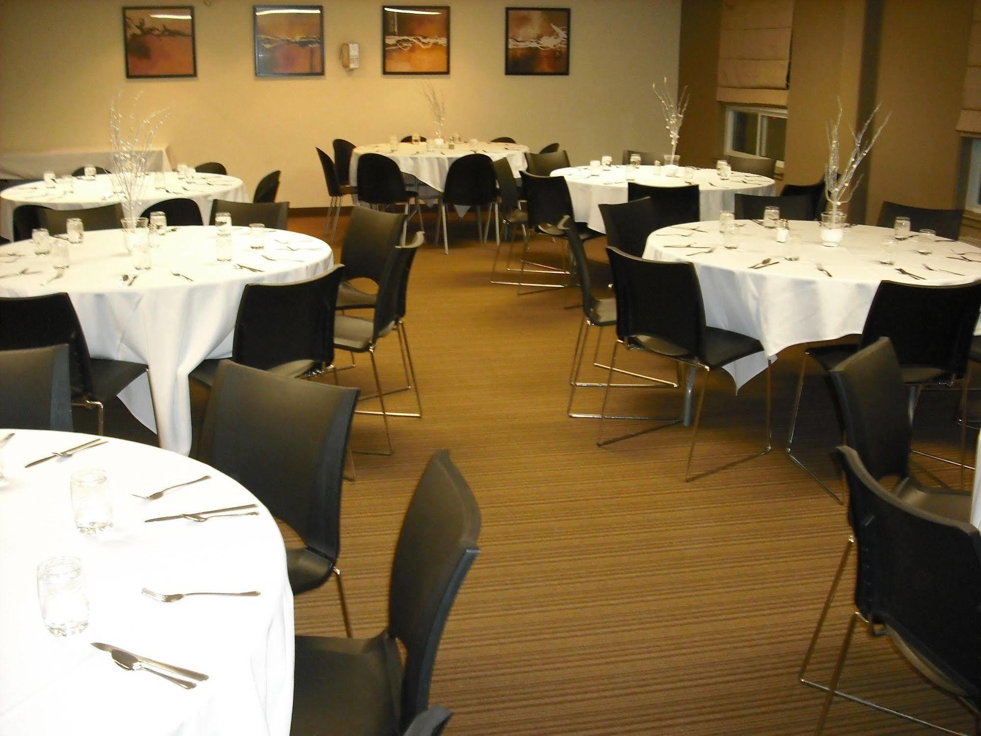 Hotel Super 8 By Wyndham Peterborough Esterno foto