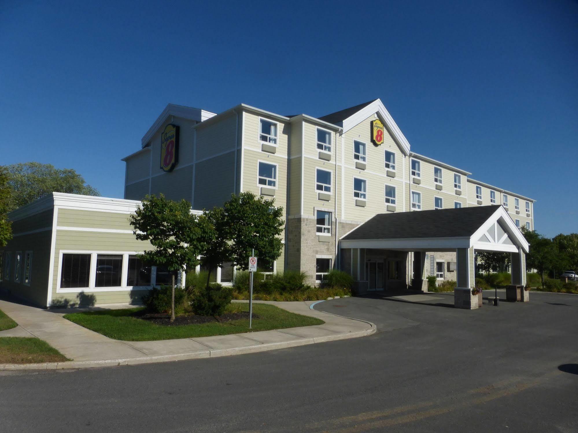 Hotel Super 8 By Wyndham Peterborough Esterno foto