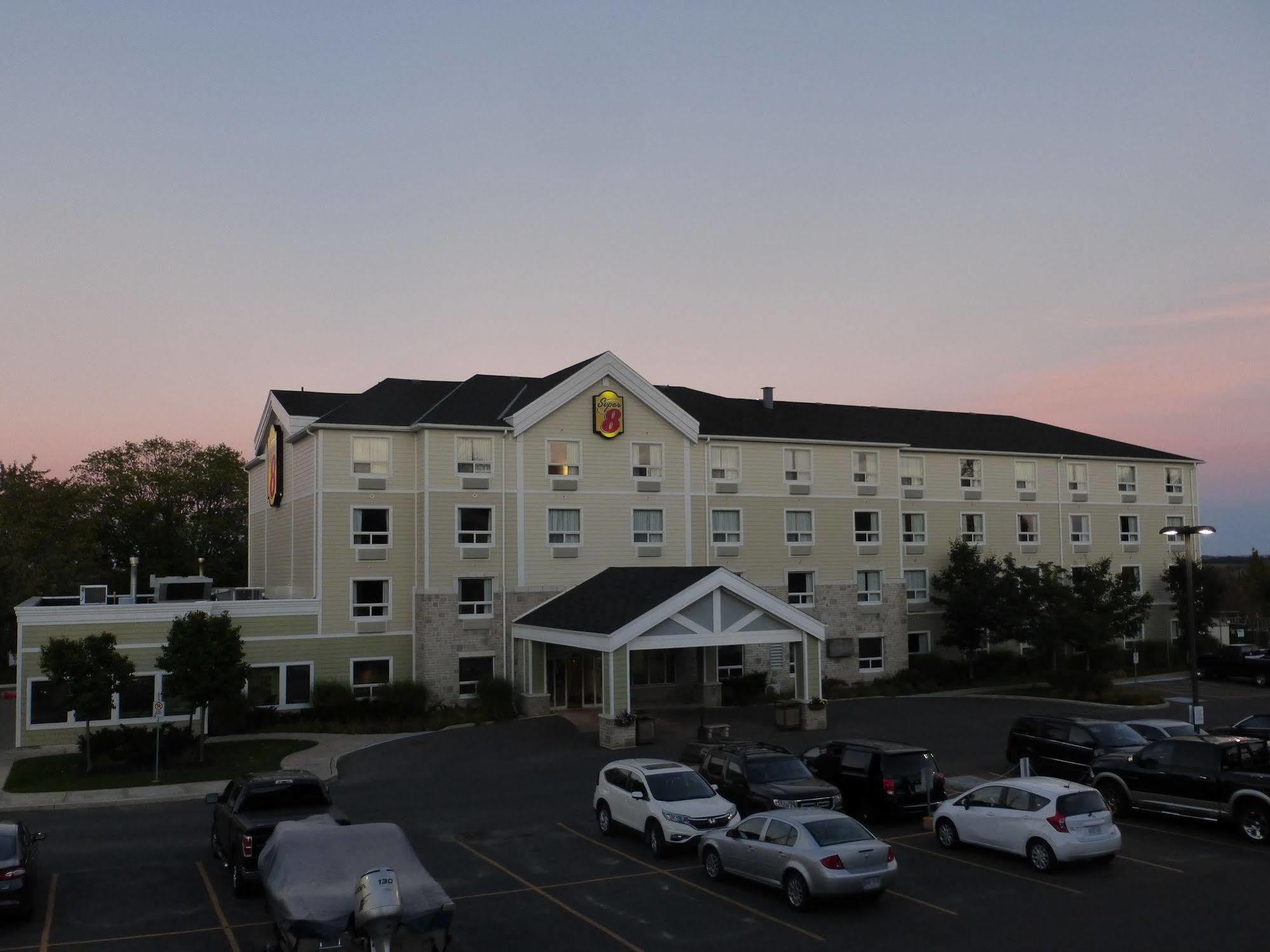 Hotel Super 8 By Wyndham Peterborough Esterno foto