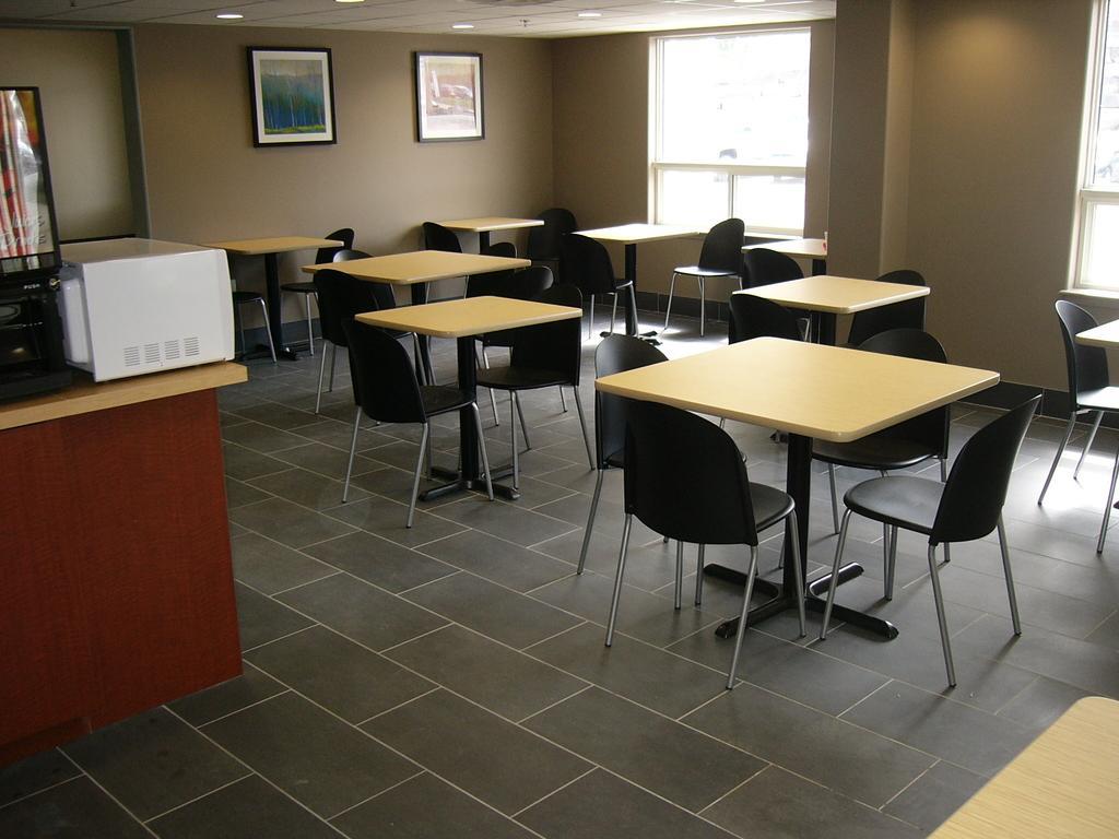 Hotel Super 8 By Wyndham Peterborough Esterno foto