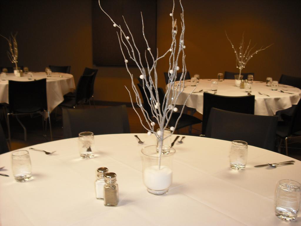 Hotel Super 8 By Wyndham Peterborough Esterno foto