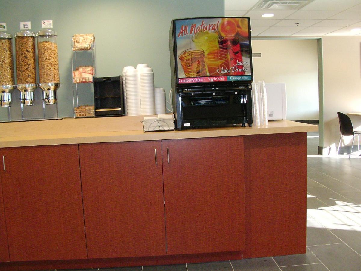 Hotel Super 8 By Wyndham Peterborough Esterno foto